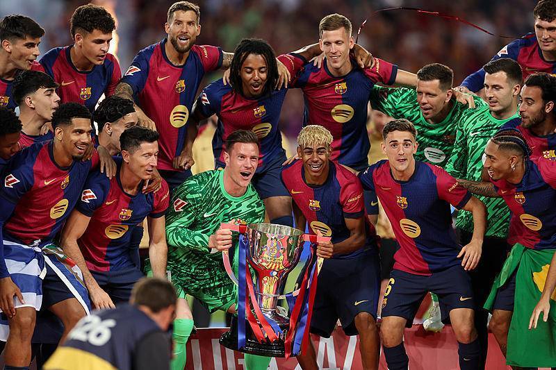 [德甲]门将扑救脱手 奥尔班门前补射破门