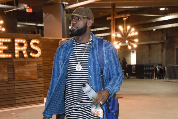 NBA传闻：安东尼·戴维斯受伤后，老鹰仍关注独行侠其他内线交易机会