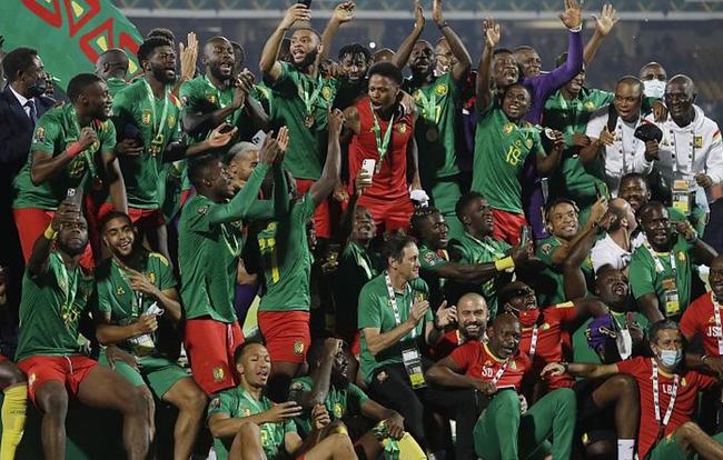 国足世预赛名单公布，新老结合备战